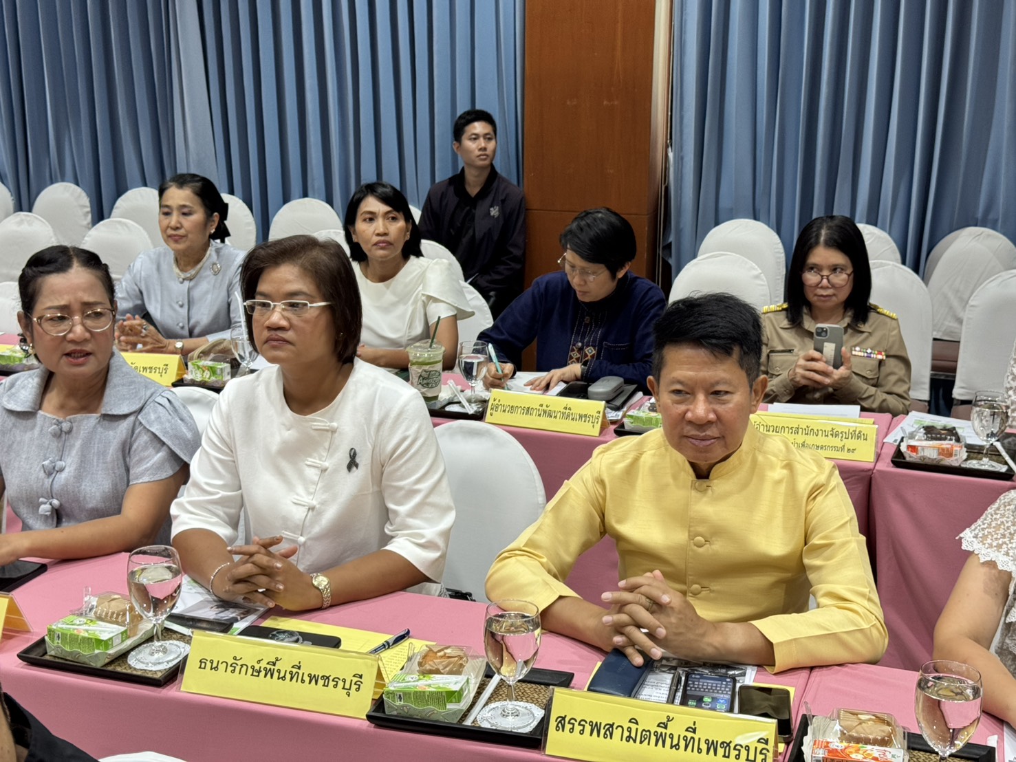 title - ปฏิรูปที่ดินจังหวัดเพชรบุรี มอบหมายให้ นางสาวขวัญใจ เพชรสวน นักวิชาการปฏิรูปที่ดินชำนาญการ ร่วมประชุมคณะกรมการจังหวัด ประจำเดือนเมษายน 2569